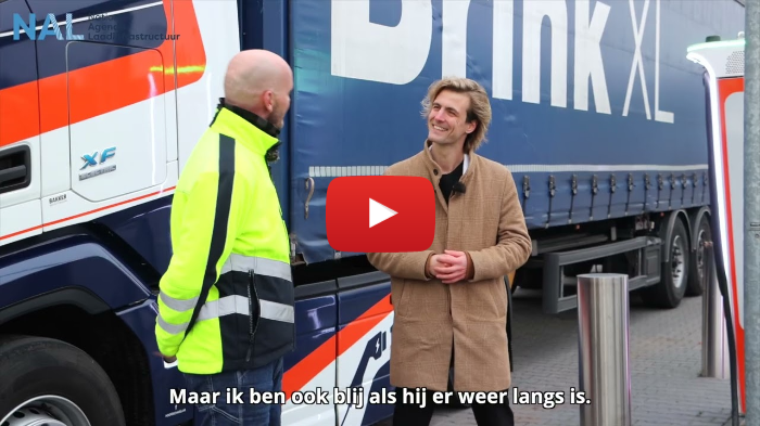 Onderweg laden met een elektrische vrachtwagen Logistiek Op Stroom