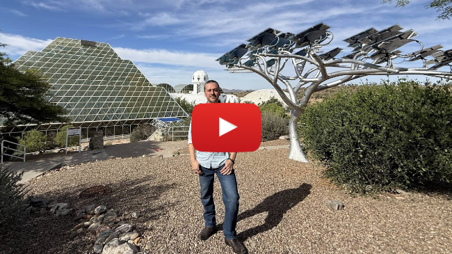 De raíces mexicanas, crea árbol solar en Arizona que genera energía limpia
